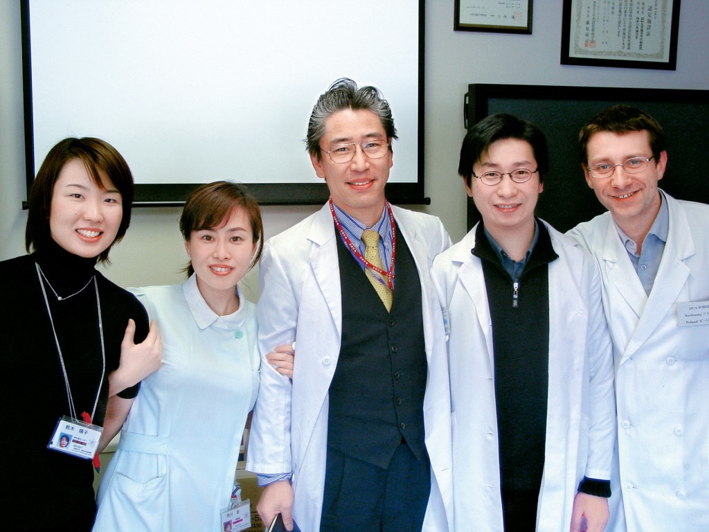 趙偉仁（右二）獲日本師傅井上晴洋教授（中）答允，讓他把內鏡黏膜下剝離術（ESD）帶來香港。