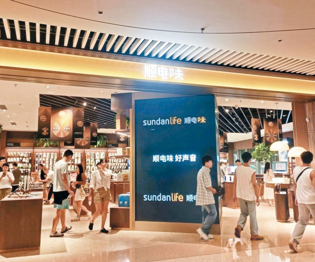 K11 ECOAST發言人稱暑期期間港客錄得明顯增長，人均消費平均比內地客高出約兩成。