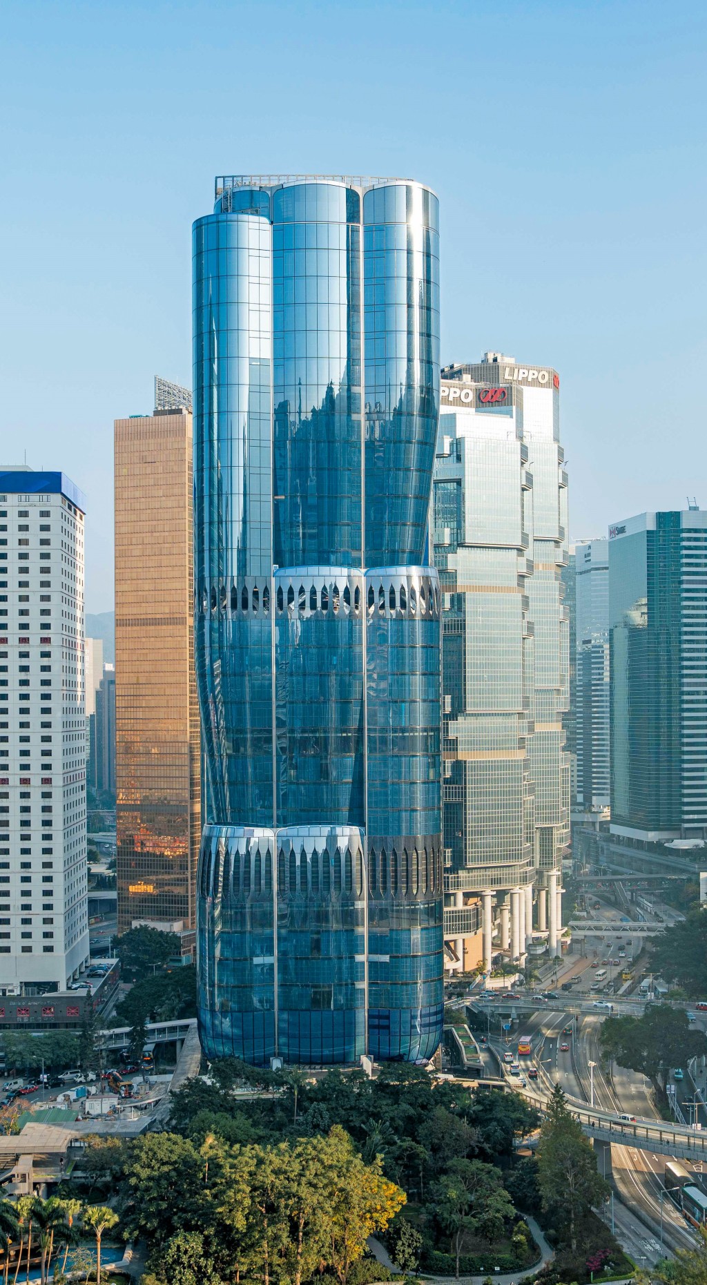 對沖基金Point72，承租中環甲廈The Henderson四層半樓面共六點四萬方呎，平均呎租約一百二十元。