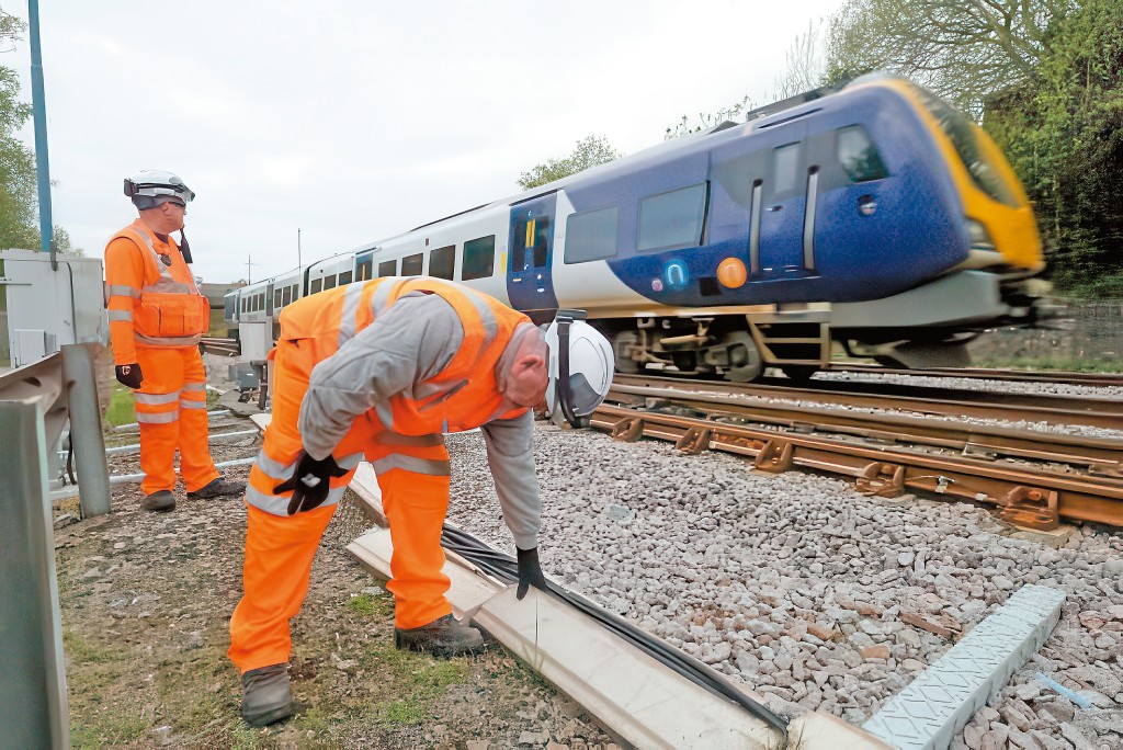 英國去年發生逾百宗鐵路信號電纜盜竊案,累計造成逾十萬分鐘延誤與數千萬元損失。 英國去年發生逾百宗鐵路信號電纜盜竊案,累計造成逾十萬分鐘延誤與數千萬元損失。
