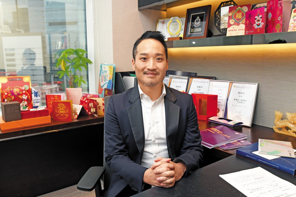 一向關注本地體育發展的何敬康，已去信泳總，為小泳手爭取解決參賽資格問題。