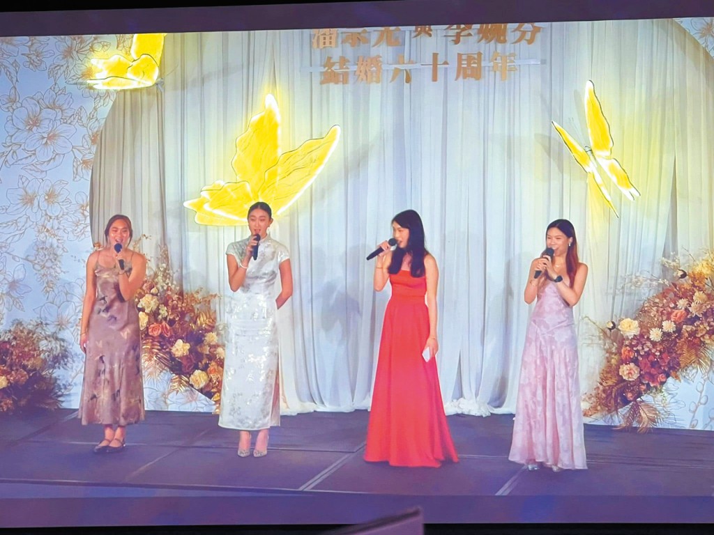 四位外孫女上台獻唱助興。 四位外孫女上台獻唱助興。