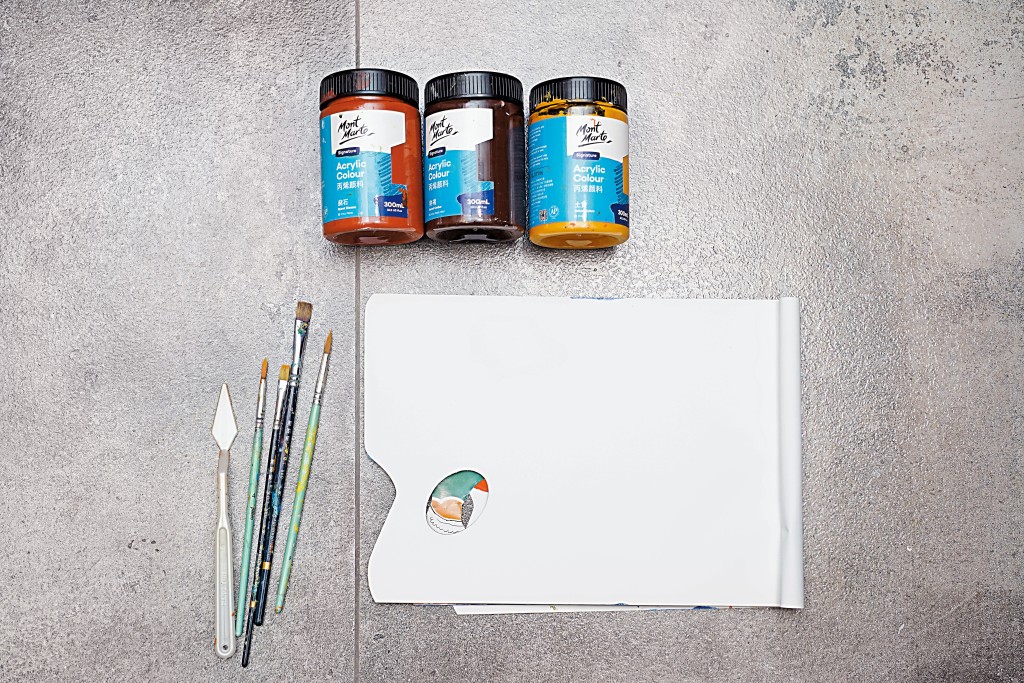 製作利是封所需要的工具和材料包括：塑膠彩、畫筆、油畫版、剪刀及膠水。