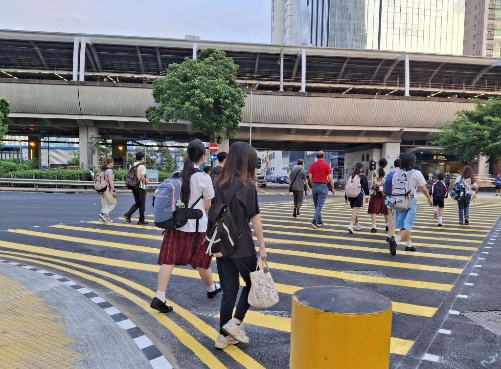 沙田安明街與安睦街交界路口的對角行人過路處已經啓用，便利區內行人以較短距離橫過至對角位置，節省步行時間。政府新聞處圖片  
