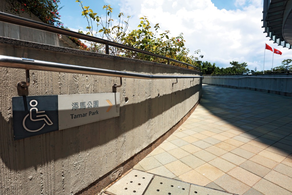 立法會設有適合殘障人士使用的無障礙設施,方便他們到立會睇殘奧直播。 立法會設有適合殘障人士使用的無障礙設施,方便他們到立會睇殘奧直播。