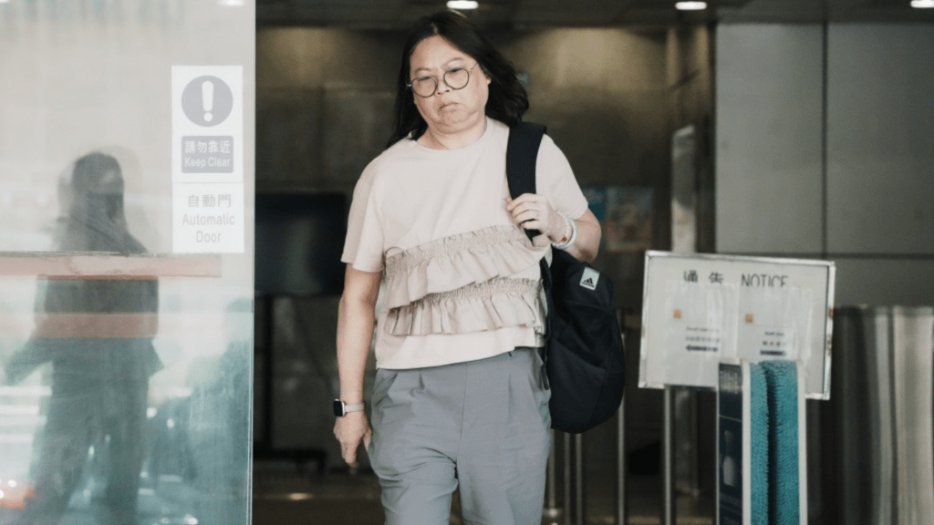 證人冼惠玲指閉路電視拍到被告10次淋糞。汪旭峰攝