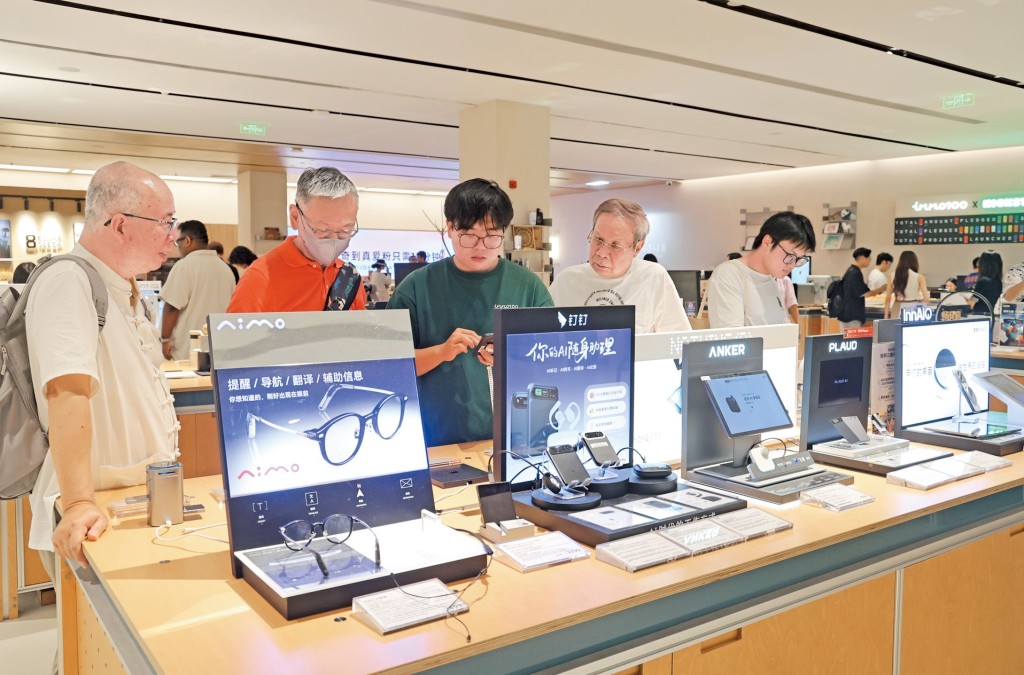 Inno 100副店長葉家麟表示，店舖提供退稅服務，購物後可憑單在關口退稅。現時港客約佔三成，亦有大量外籍客群。