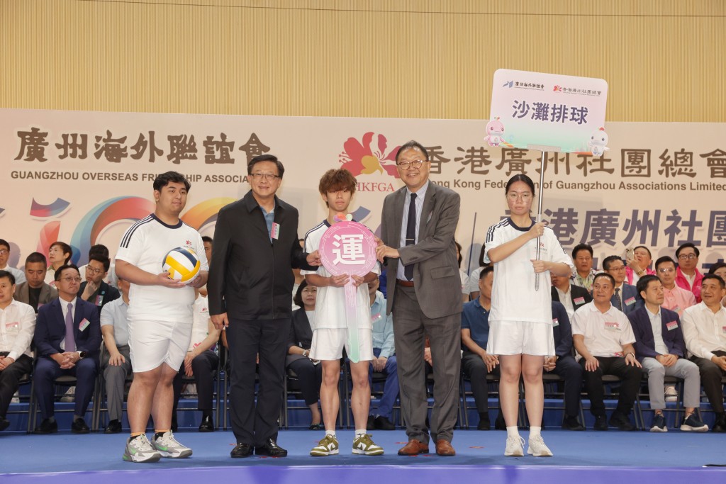 義工團青少年運動員代表將啟動鑰匙，交給兩位立法會議員何君堯（左二）及黃錦輝（右二）。