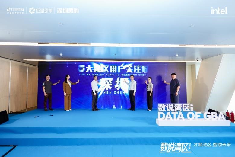 王楚宏(左3),張忠亮(右3),章海蓉(左2),王猛(右1),鄭志啟(左1),朱麗芳(右2)主持揭幕儀式。 王楚宏(左3),張忠亮(右3),章海蓉(左2),王猛(右1),鄭志啟(左1),朱麗芳(右2)主持揭幕儀式。