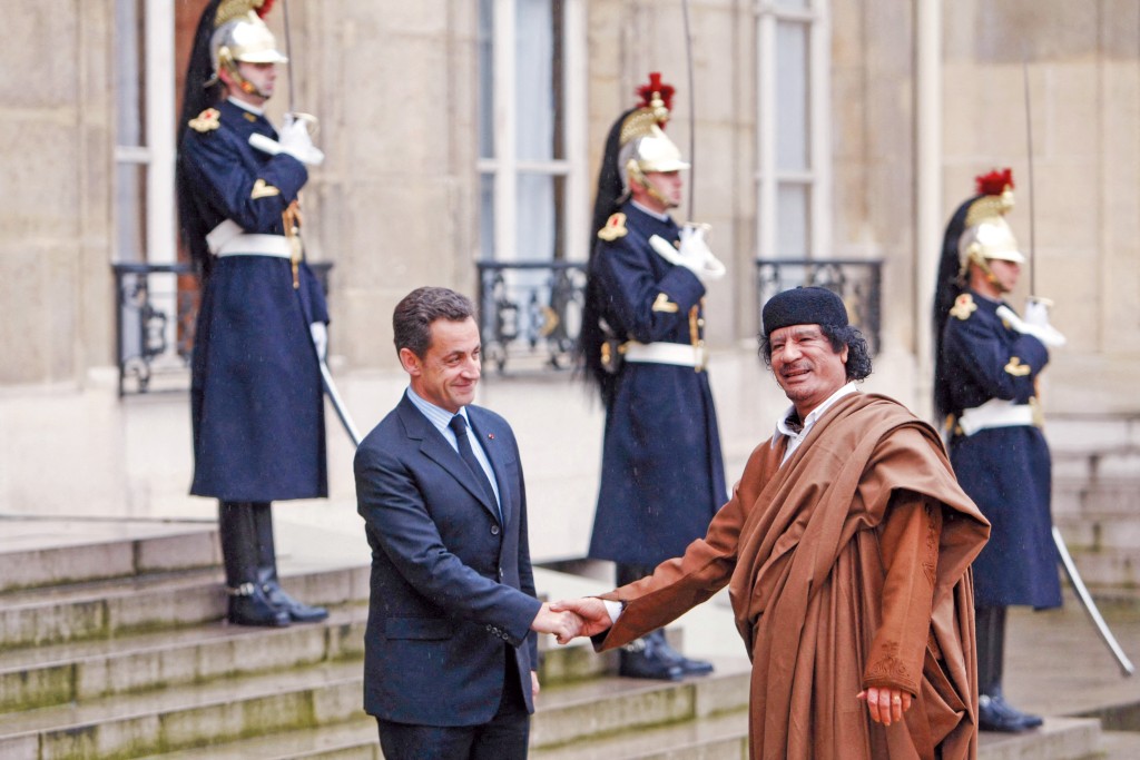 利比亞強人卡達菲(右)疑透過中間人向薩爾科齊(左)提供競選資金。 利比亞強人卡達菲(右)疑透過中間人向薩爾科齊(左)提供競選資金。