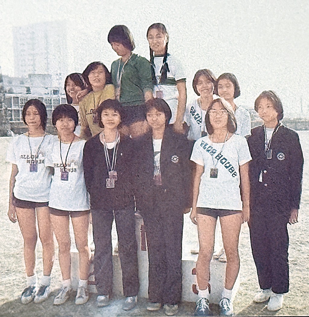 黃寶珍中學入讀校風嚴謹的女校，培養她細心、耐性與不計較的性格