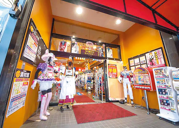 Cosplay熱潮造就了一些專門的服裝店,同時帶動假髮、道具等周邊商品大做生意。 Cosplay熱潮造就了一些專門的服裝店,同時帶動假髮、道具等周邊商品大做生意。
