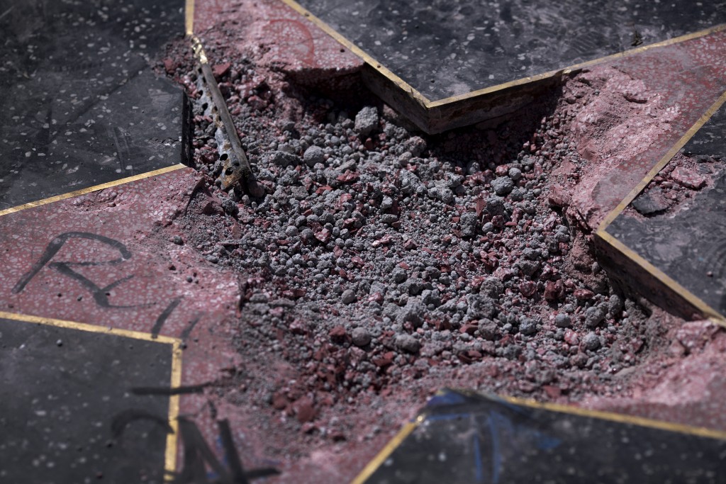 特朗普獲頒星星惹起部分人不滿,其星亦常遭破壞。 特朗普獲頒星星惹起部分人不滿,其星亦常遭破壞。