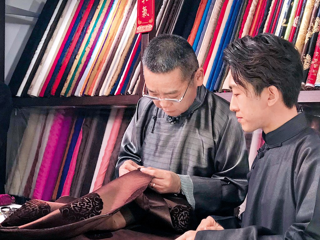 秦師傅視吳國禧為徒，將「一剛一柔」交託，鼓勵他努力學藝。