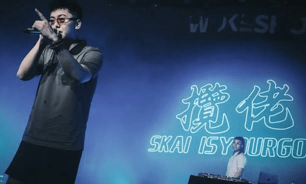 做音樂這條路也不是這麽好走,攬佬有一段時間為了糊口,亦曾在老干媽直播間擔任直播帶貨。 做音樂這條路也不是這麽好走,攬佬有一段時間為了糊口,亦曾在老干媽直播間擔任直播帶貨。