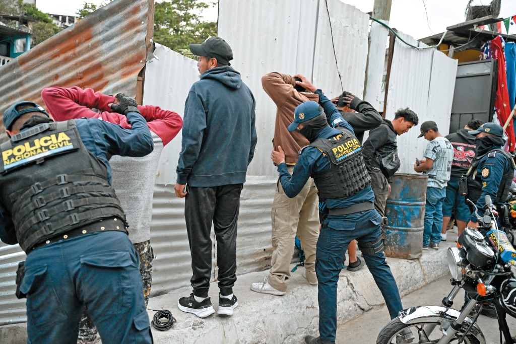 阿雷瓦洛宣布全國進入「戒嚴式緊急措施」,軍警四出搜捕暴徒。 阿雷瓦洛宣布全國進入「戒嚴式緊急措施」,軍警四出搜捕暴徒。