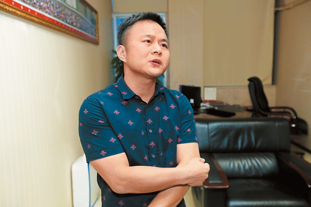 本刊記者十年前曾到深圳直擊周六福店舖,巧遇老闆李偉柱,他當時已揚言要做國際品牌。 本刊記者十年前曾到深圳直擊周六福店舖,巧遇老闆李偉柱,他當時已揚言要做國際品牌。