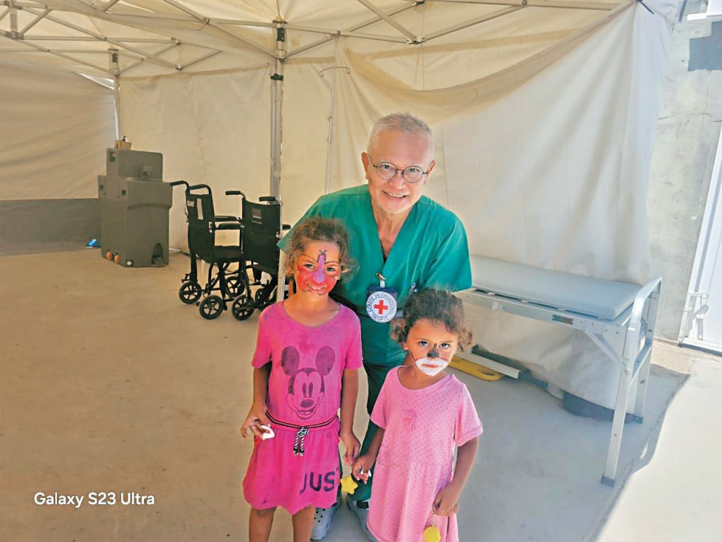 梁偉賢與兩位開心的小朋友合照留影。