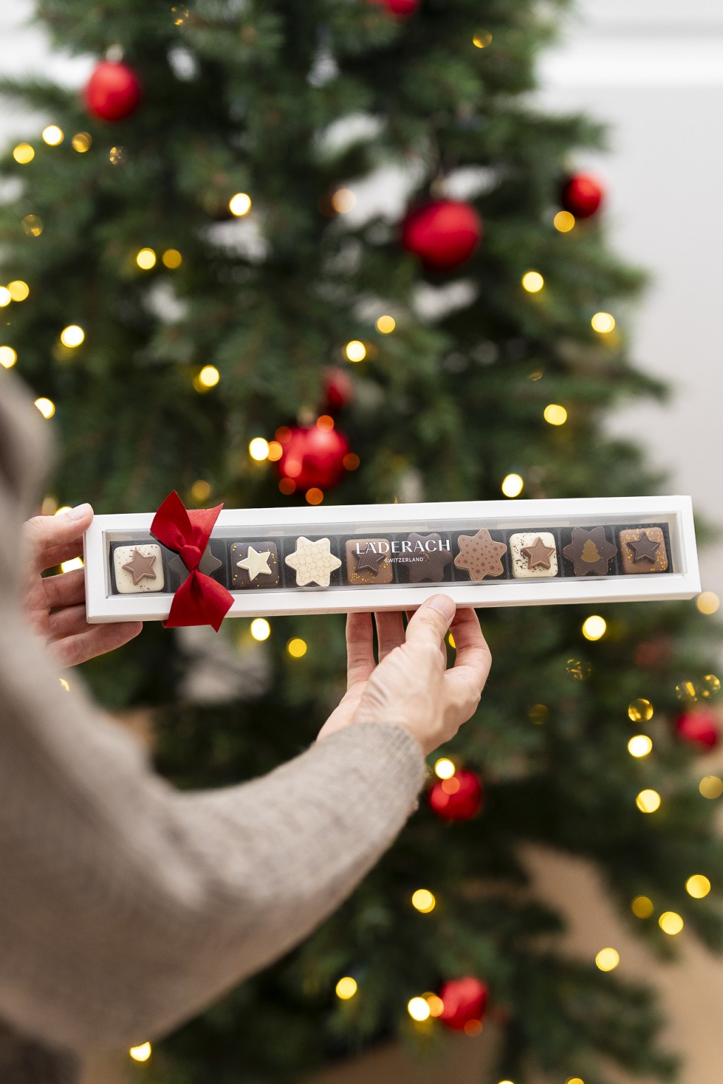 特選星形朱古力10粒裝 港幣 288元 /盒 包括多款聖誕主題軟心朱古力，包括： - 星形薑餅榛果仁朱古力 - 星形榛子朱古力 - 星形椰子朱古力 - 星形合桃朱古力 - 星形榛果蜂蜜朱古力 - 特選星形朱古力