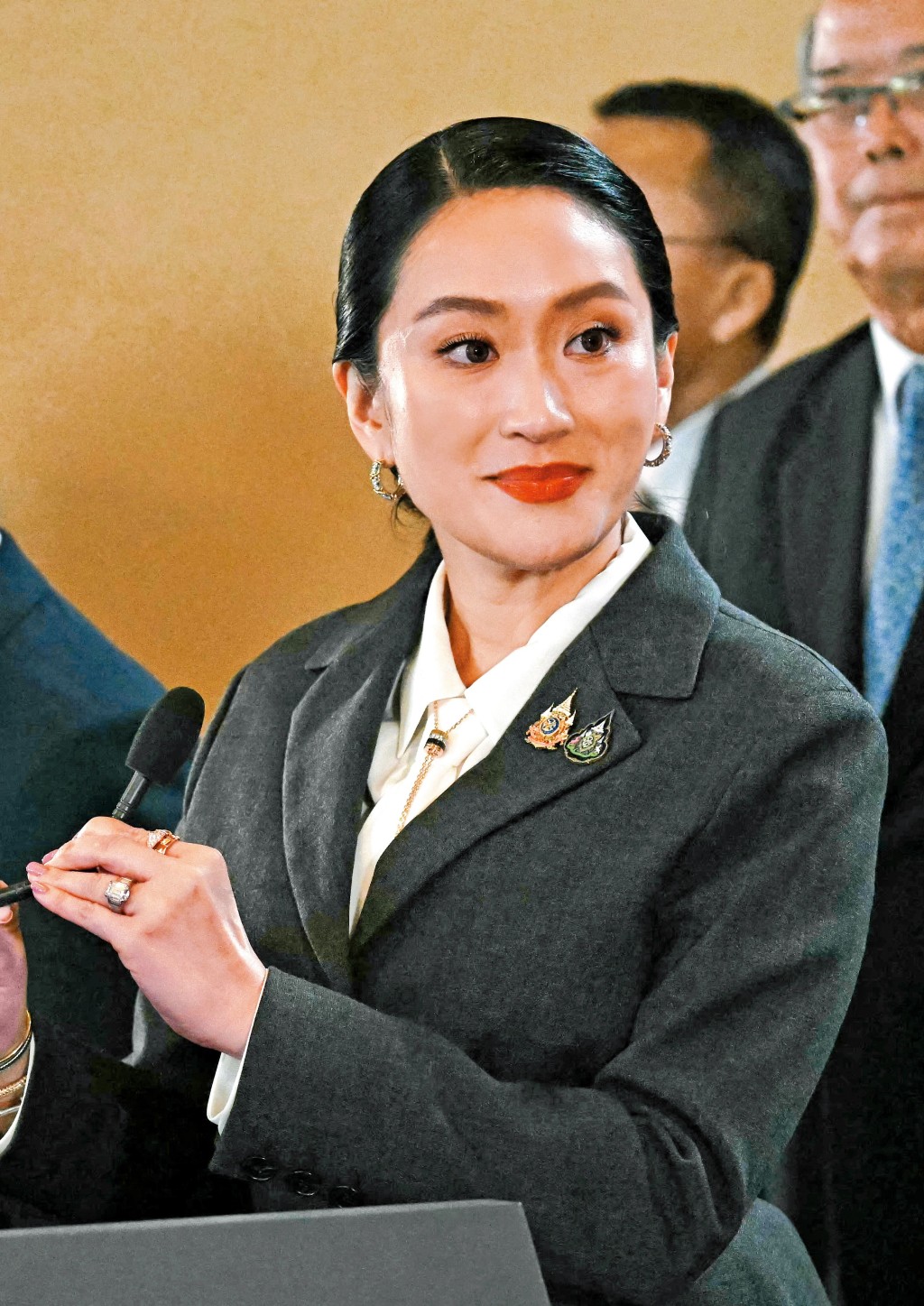 上任一年的佩通坦被憲法法院裁定違憲，解除其總理職務。