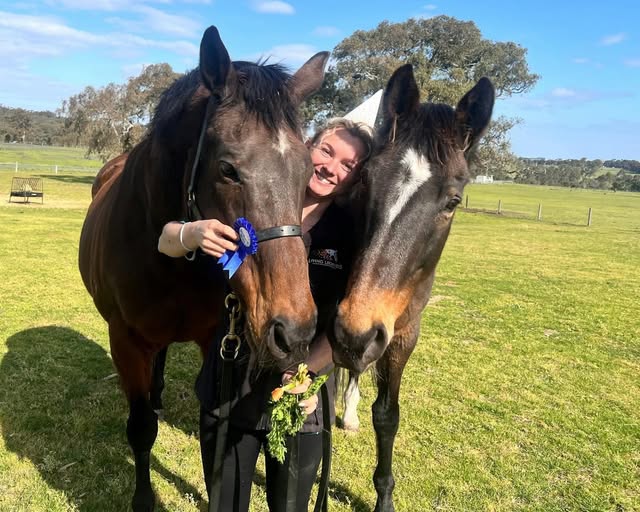 「精英大師」(左)2024年25歲生日,搵埋老友記「牛精福星」慶祝,齊齊分享最喜歡的紅蘿蔔。 「精英大師」(左)2024年25歲生日,搵埋老友記「牛精福星」慶祝,齊齊分享最喜歡的紅蘿蔔。