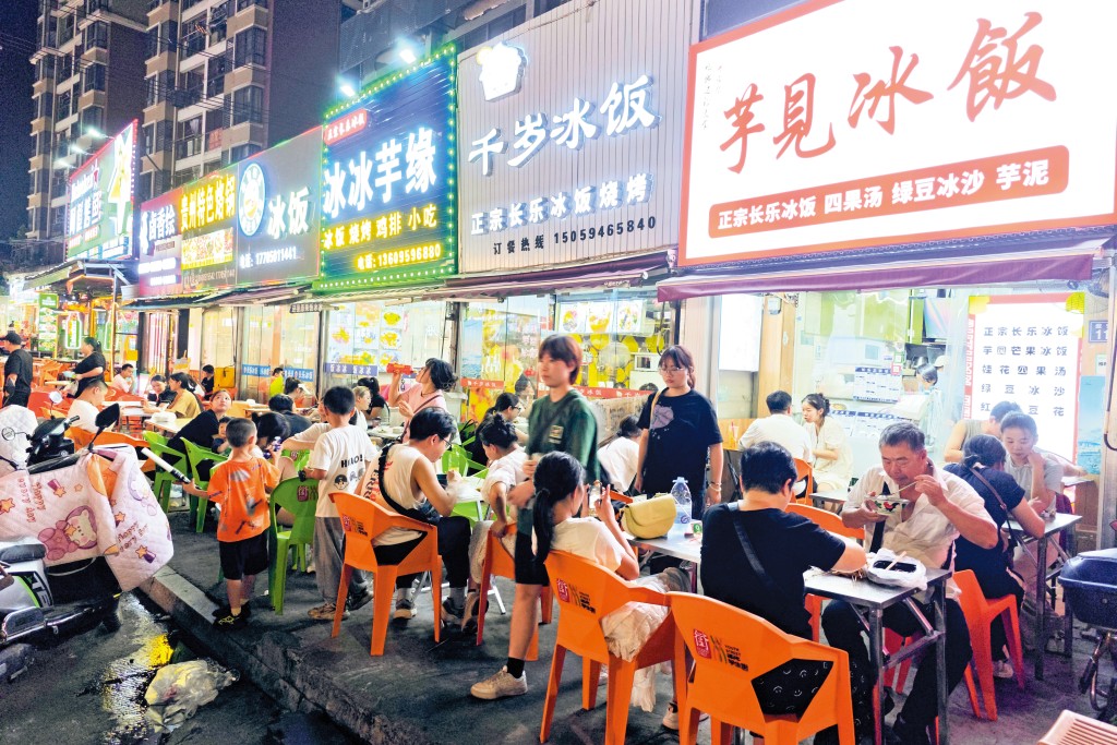 內地消費持續不振，市場仍憧憬中央出台更多刺激內需政策。