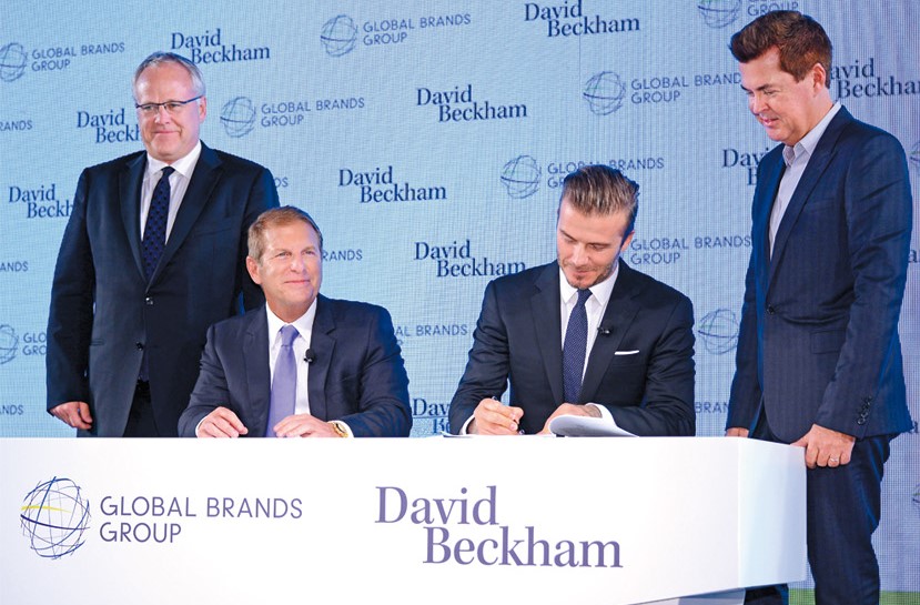 碧咸曾與利標合紅組品牌公司，當時與已故亞洲天后李玟丈夫、時任利標行政總裁樂裕民（左二）一同出席簽約儀式。