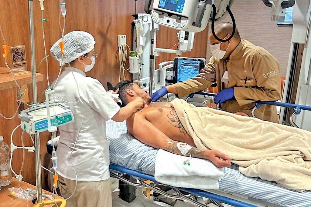 歌手洪格里亞飲用伏特加後心痛、嘔吐及視力模糊,送院搶救後已無大礙。 歌手洪格里亞飲用伏特加後心痛、嘔吐及視力模糊,送院搶救後已無大礙。
