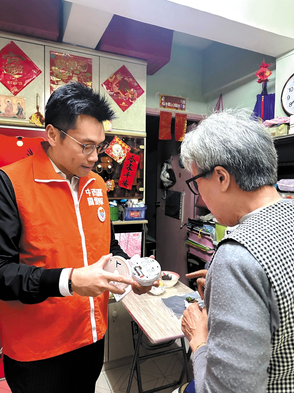 中西區區議員及西環關愛隊隊長葉亦楠率領義工隊上周三向海都樓居民派發獨立式火警偵測器。 中西區區議員及西環關愛隊隊長葉亦楠率領義工隊上周三向海都樓居民派發獨立式火警偵測器。
