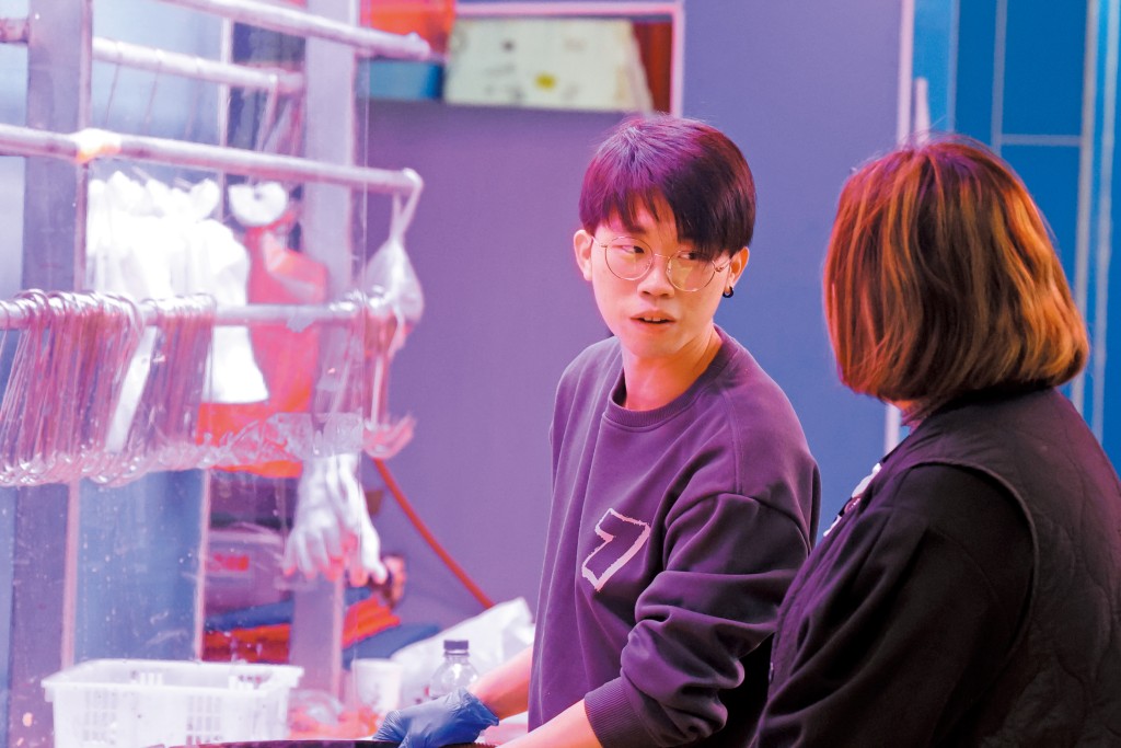 豬肉檔員工表示每朝清晨四時開檔，最少見到十多隻老鼠竄來竄去。