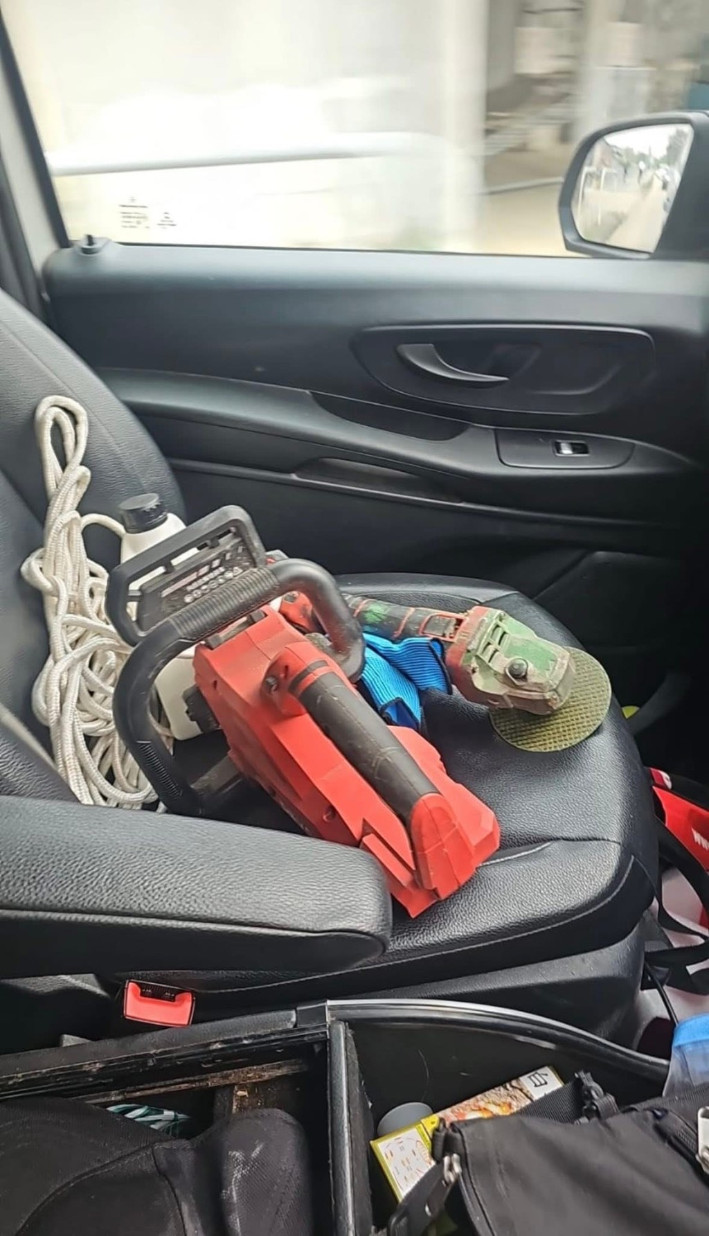 郭秀雲執齊爬樹工具。