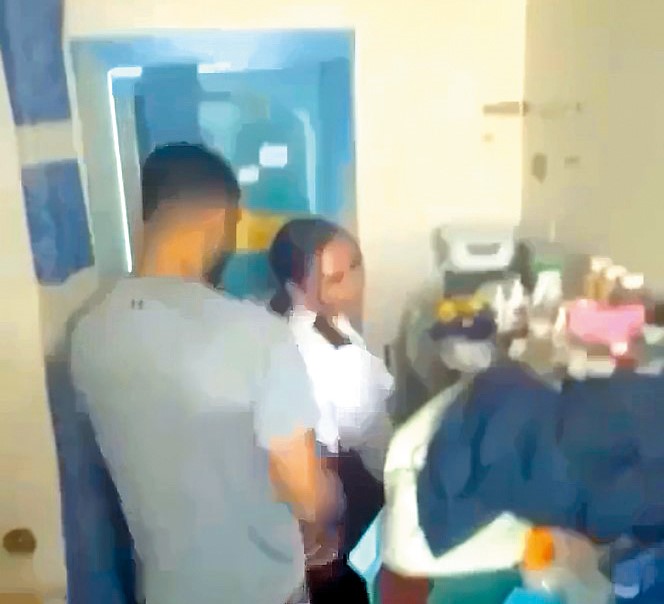 英國監獄醜聞連連，一條女獄警與囚犯在獄中的性愛片流出，惹起社會譁然。