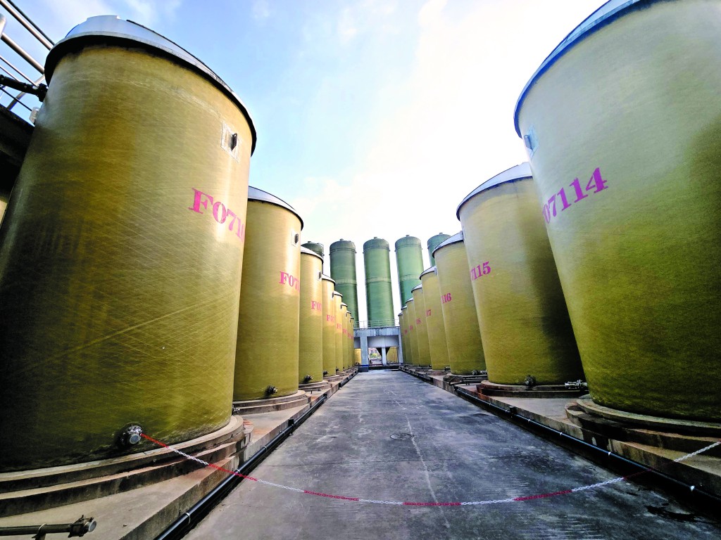 李錦記位於新會廠房的豉油生產基 地,以傳統天然生曬製法釀造豉油。 李錦記位於新會廠房的豉油生產基 地,以傳統天然生曬製法釀造豉油。
