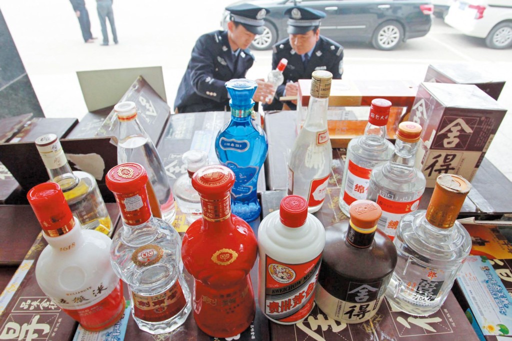 中國出名的白酒在國內外有價有市，不法之徒為了厚利，以劣質酒冒充真貨，執法人員掃之不盡。
