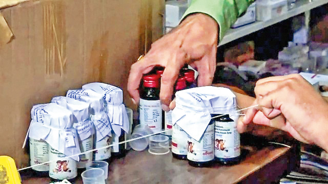 警方到涉事的Sresan製藥廠調查，並將一批咳藥水封存帶走化驗。