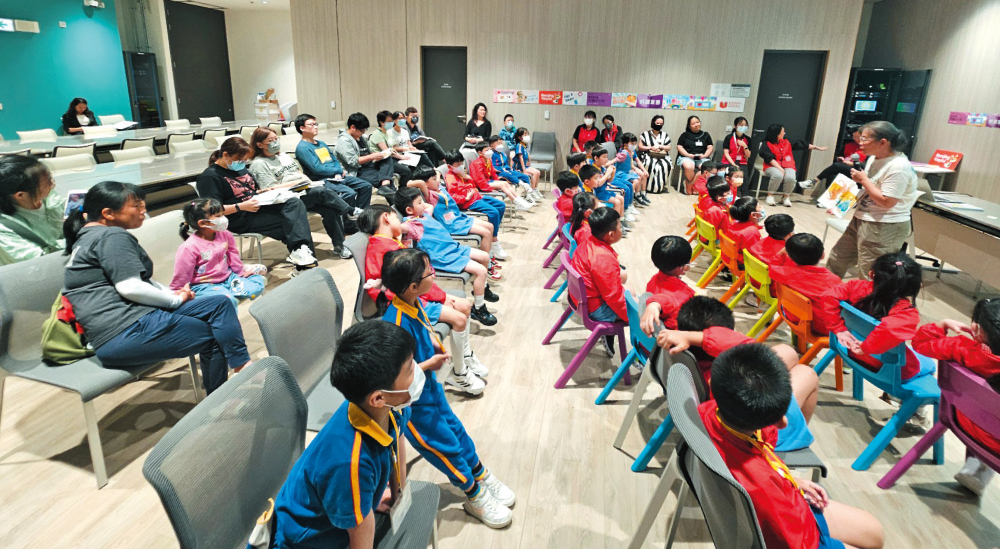 「香港悅讀周」期間會舉辦多項活動及工作坊,包括親子體驗活動,供小朋友及家長一起參與。 「香港悅讀周」期間會舉辦多項活動及工作坊,包括親子體驗活動,供小朋友及家長一起參與。