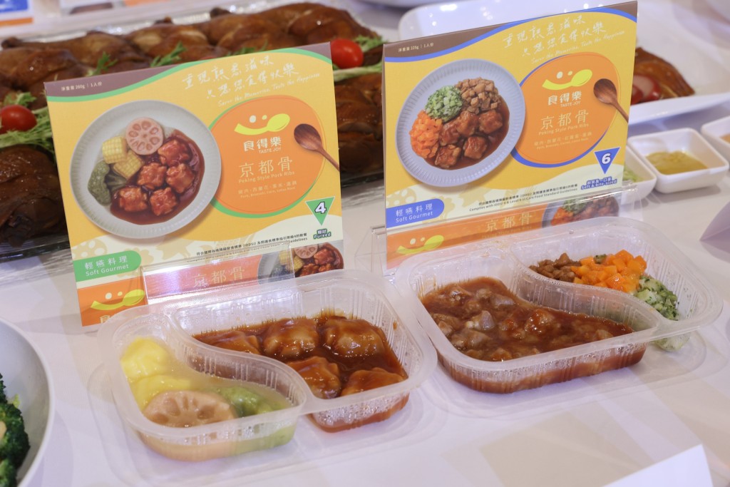 「食得樂」輕嚥料理推出「京都骨」及「豉油雞髀」兩款經典口味，各提供 IDDSI 等級4及等級6的選擇。