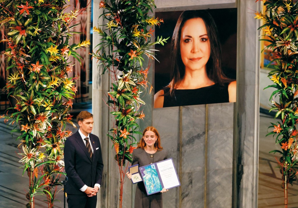 挪威諾貝爾委員會今年把和平獎頒發給五十八歲的委內瑞拉反對派領袖馬查多，並由其女兒代領獎項。