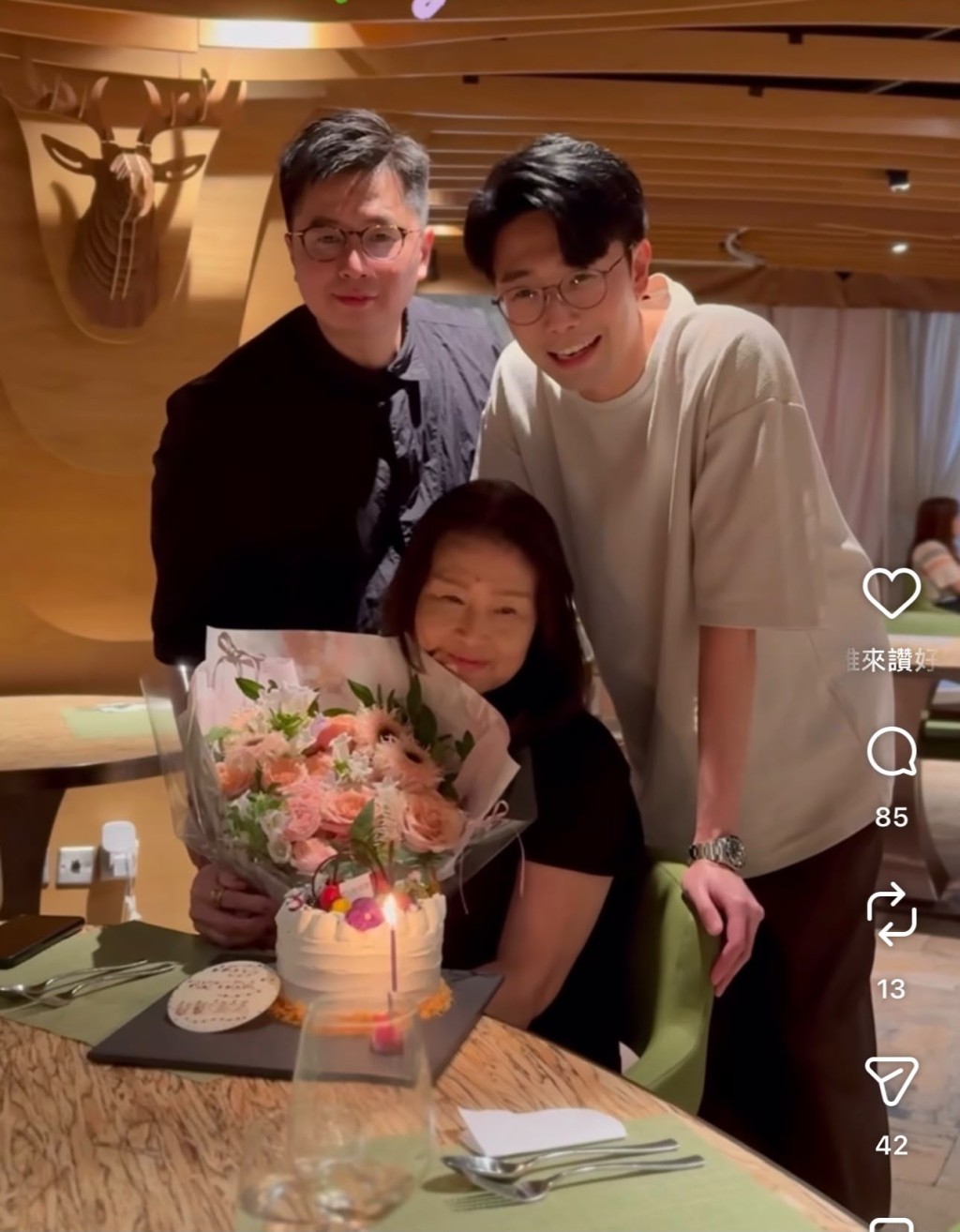 弟弟Felix的五官輪廓與溫文笑容,與同場的陸媽媽猶如「餅印」一樣,完美遺傳了母親的優良基因。 弟弟Felix的五官輪廓與溫文笑容,與同場的陸媽媽猶如「餅印」一樣,完美遺傳了母親的優良基因。