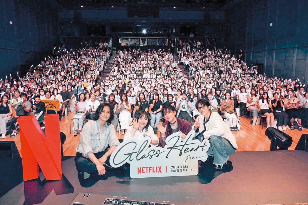 佐藤健（前排右二）上周在港舉辦粉絲巡迴見面會，宣傳日劇《玻璃之心》。