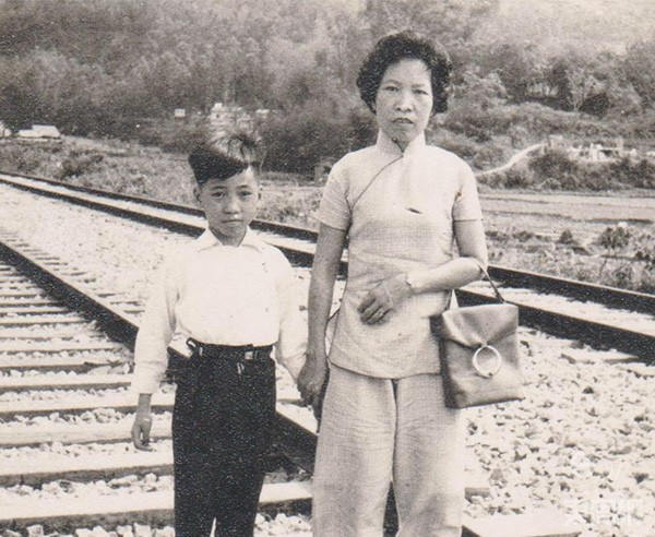 永基出身基層,人生第一次遠行,是喪父後隨母回鄉向婆婆交代父親的後事。 永基出身基層,人生第一次遠行,是喪父後隨母回鄉向婆婆交代父親的後事。