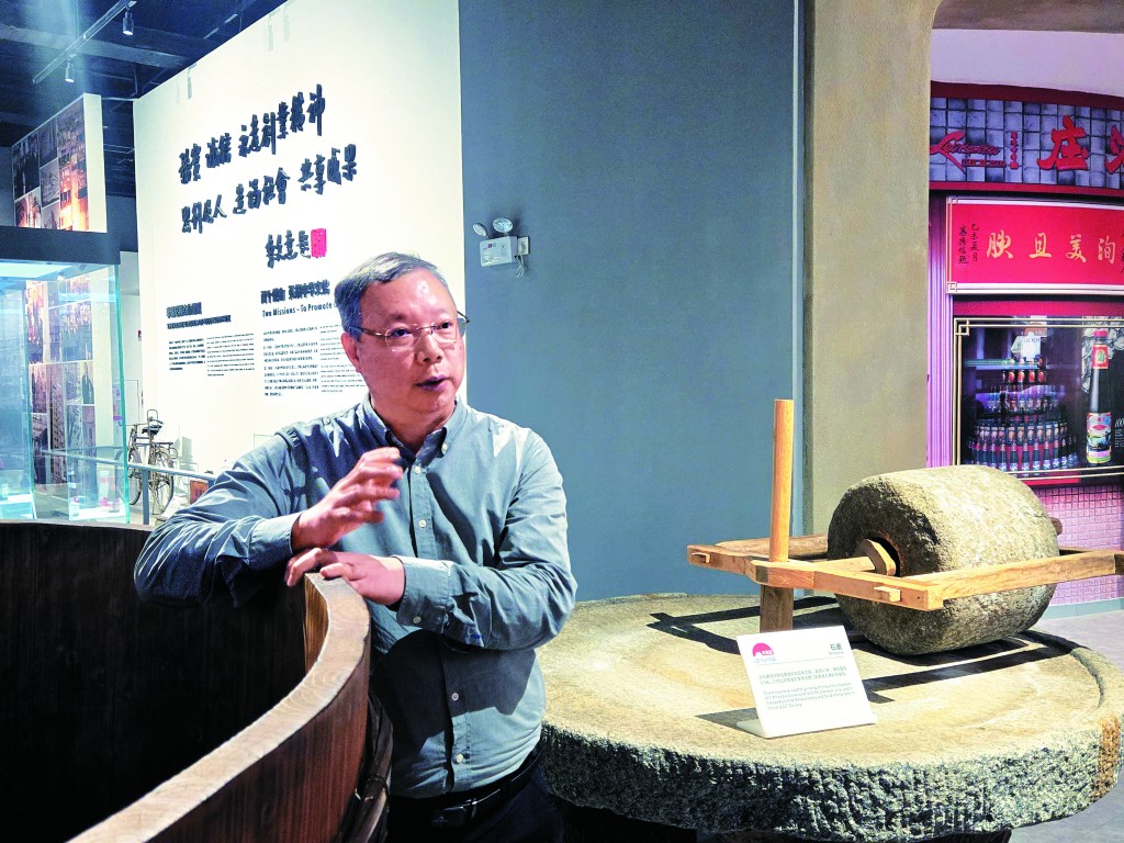 莫國棟稱,在香港市場因消費者需求而推出了李錦記減鹽蠔油、李錦記頭道原釀減鹽頭抽、不加味精的李錦記特鮮菇粉。 莫國棟稱,在香港市場因消費者需求而推出了李錦記減鹽蠔油、李錦記頭道原釀減鹽頭抽、不加味精的李錦記特鮮菇粉。