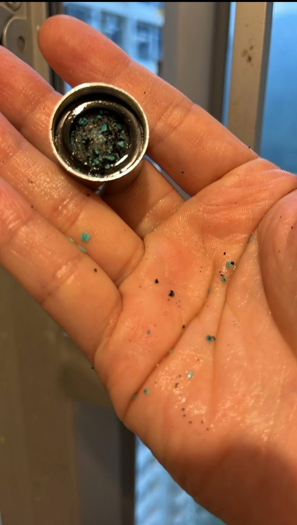 濾嘴滿佈黑色物。網上圖片 濾嘴滿佈黑色物。網上圖片