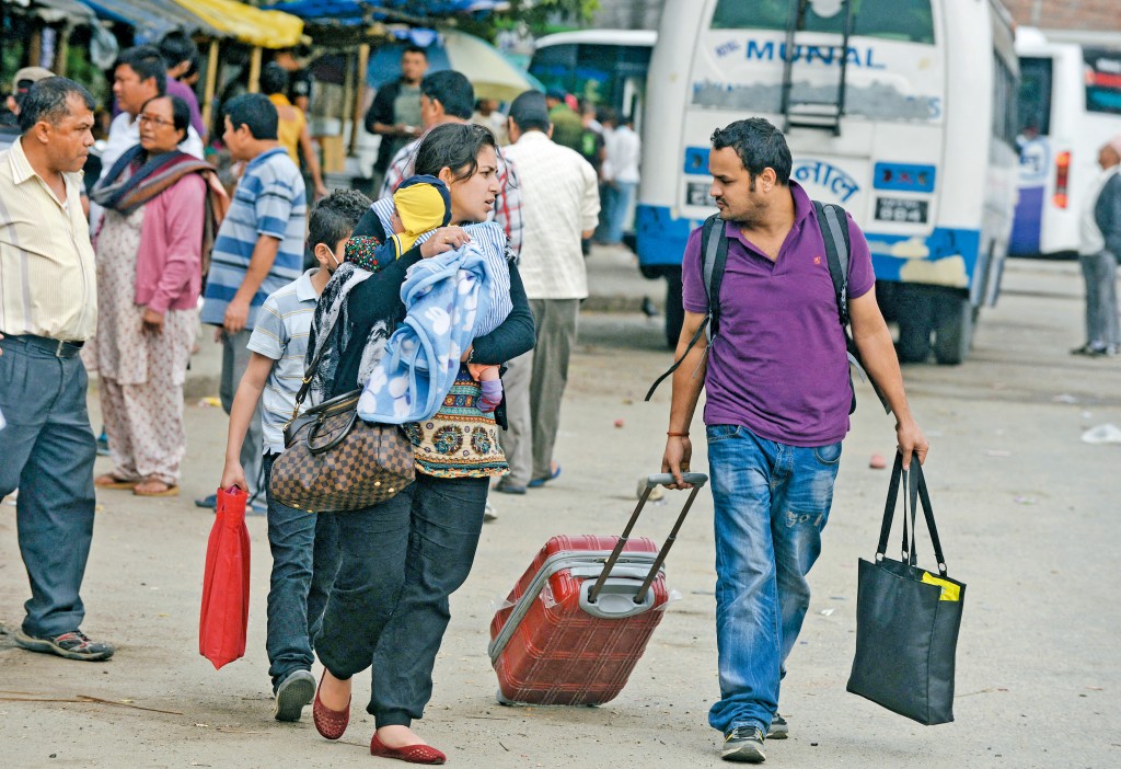 尼泊爾每年成千上萬人被逼遠赴海外打工,令不少家庭聚少離多。 尼泊爾每年成千上萬人被逼遠赴海外打工,令不少家庭聚少離多。