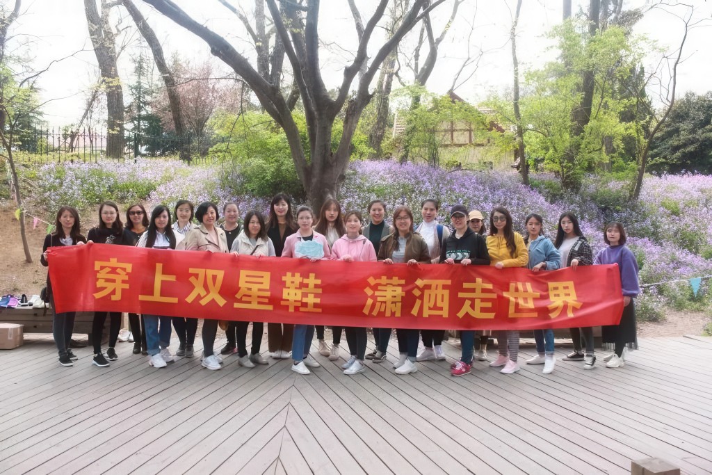 雙星名人強調「中國人自己的鞋」，做宣傳也找工人代表出鏡。