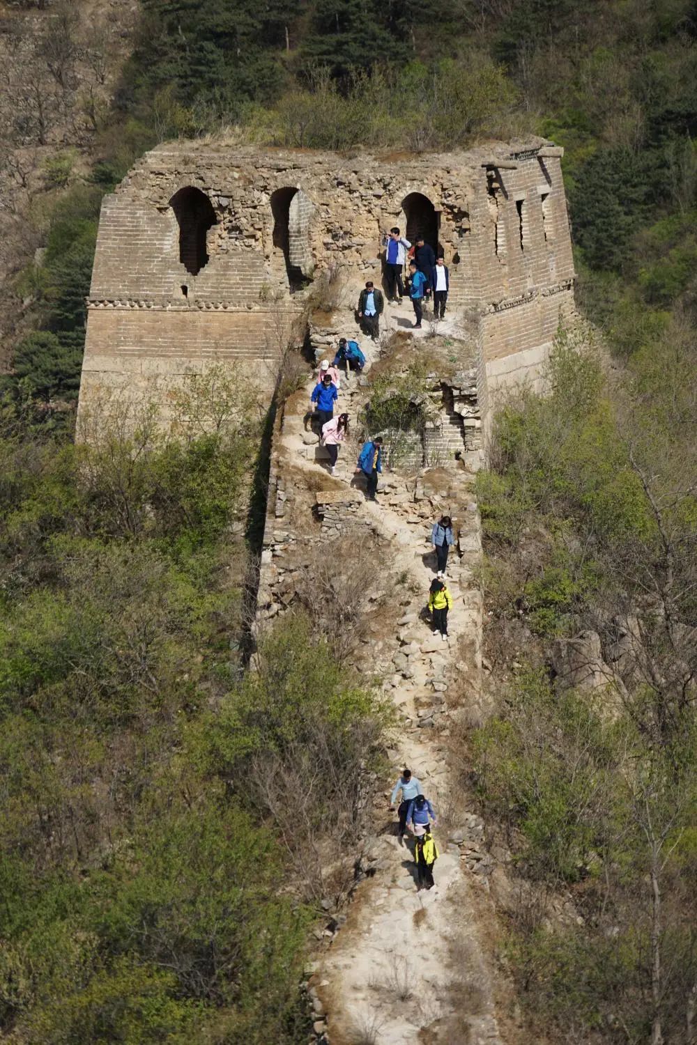 長城連綿萬里,很多段落建於險峻山上,經二千年風霜失修尤見蒼涼,卻吸引喜好探險人士攀登。 長城連綿萬里,很多段落建於險峻山上,經二千年風霜失修尤見蒼涼,卻吸引喜好探險人士攀登。