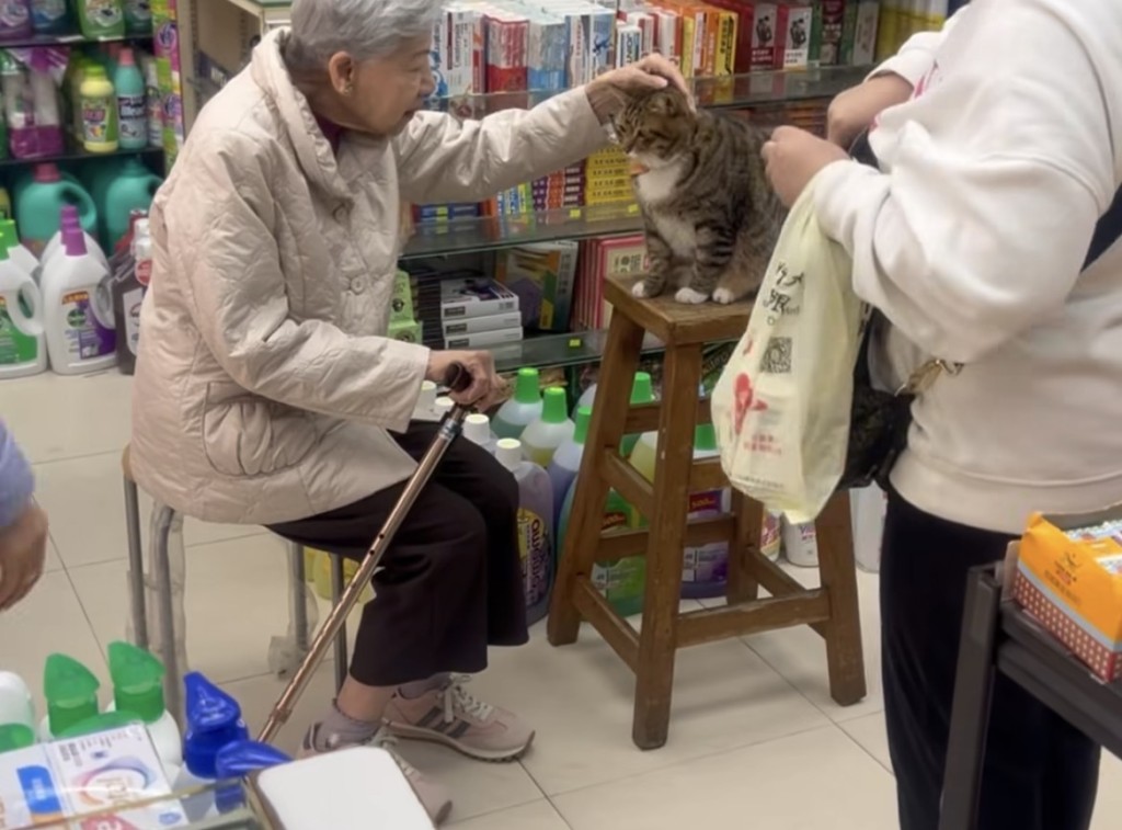 其他人唔摸得！羅蘭姐當然摸得！