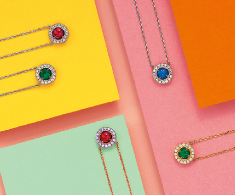 《ColourfulME》輕奢珠寶系列以紅藍綠寶石為主石，寓意彩色人生，未來也會與至愛手牽手支持對方每個人生的精彩時刻，同時令人更添奢華感及優雅感。
