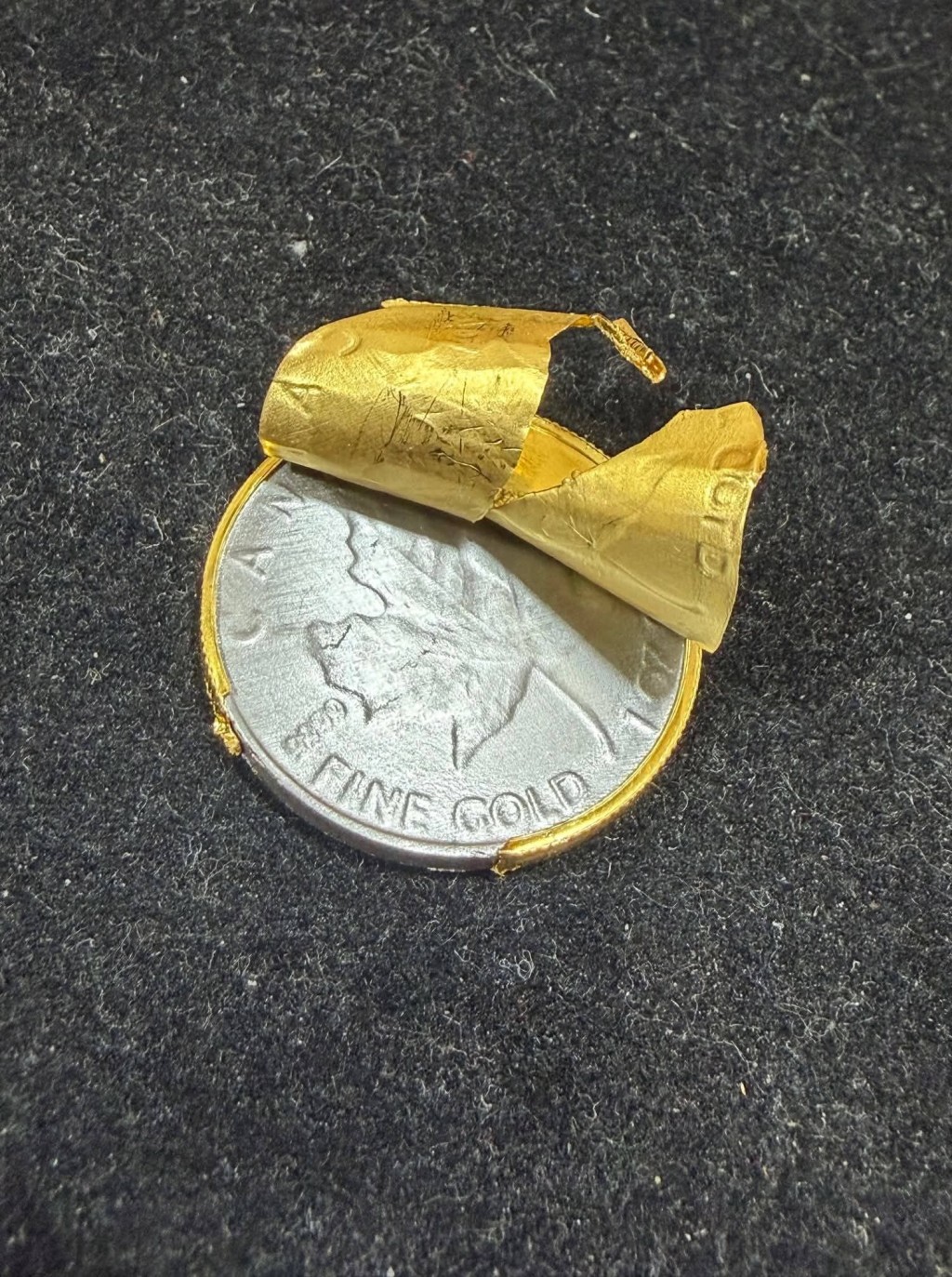 騙徒往往手持小量此類假金條或首飾,趁金舖繁忙時要求變現,成功得手後便逃之夭夭。 騙徒往往手持小量此類假金條或首飾,趁金舖繁忙時要求變現,成功得手後便逃之夭夭。