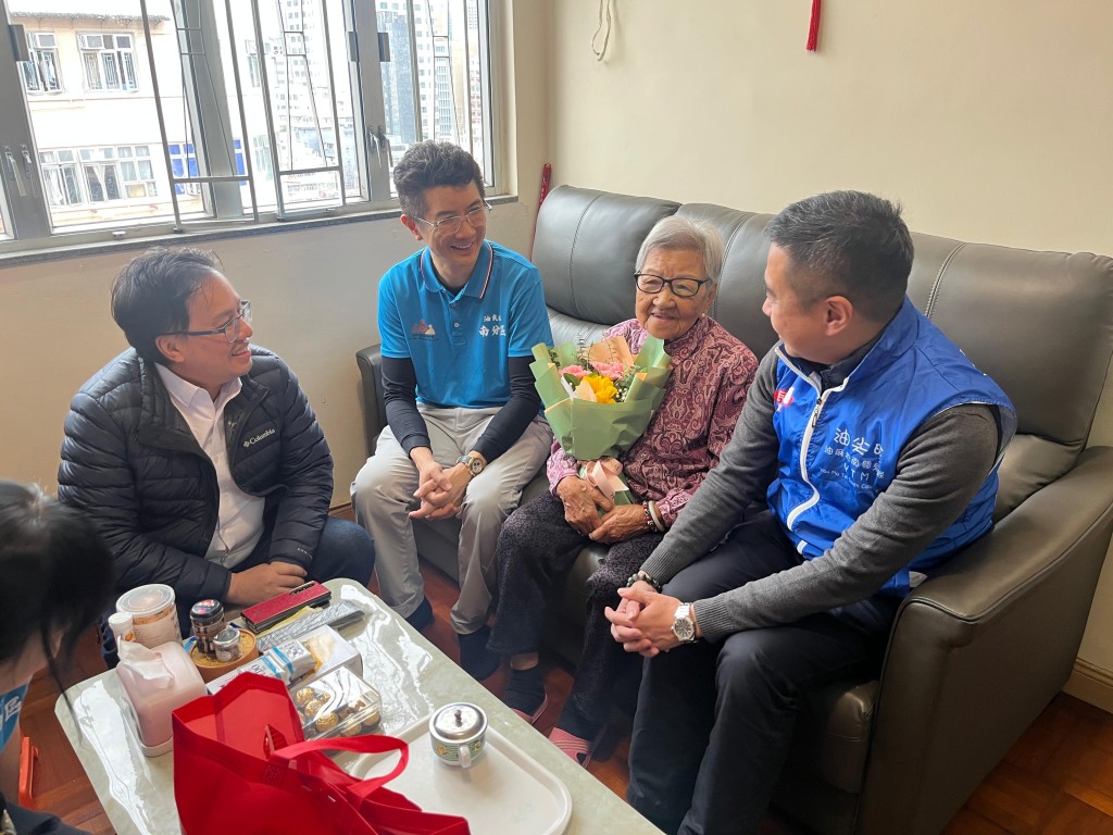 (右起)油尖旺民政事務專員余健強，油尖旺南分區委員會主席江正本醫生以及潘景和區議員與女性獨居長者進行交流，聆聽她們的故事